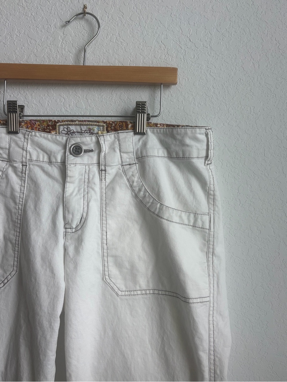 Women’s Y2K inspired White Straight-Leg Jeans - Picture 2 of 7